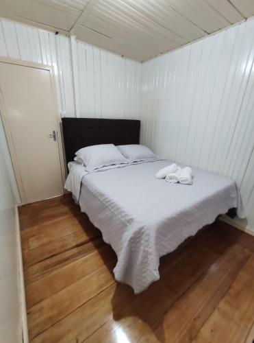 a bedroom with a bed with two towels on it at Aconchego da Vó Méia in Urubici