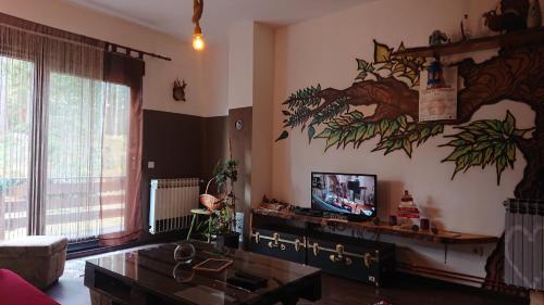 een woonkamer met een bank en een tv bij House Apartments Jahorinko in Jahorina