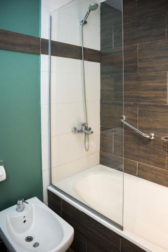 a bathroom with a bath tub and a sink at Paraiso sobre el Nahuel in San Carlos de Bariloche