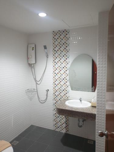 un bagno con lavandino e specchio di Sunview Place a Centro di Pattaya