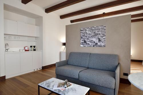 sala de estar con sofá y mesa en Casa Realia, en Agrigento