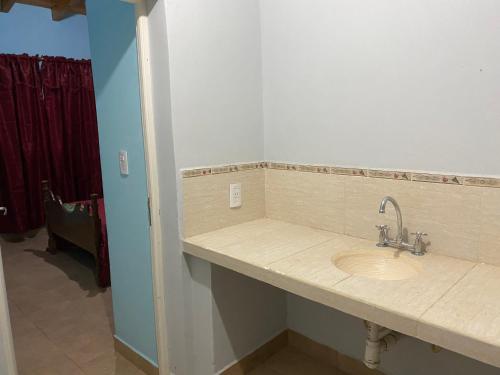 Un mostrador de baño con lavabo en una habitación. en Casa de Campo Vertientes, en Cafayate