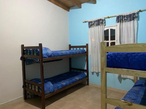 una habitación con dos literas y una ventana en Casa de Campo Vertientes, en Cafayate