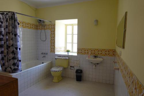 Un baño con bañera, inodoro y lavabo. en Secret Garden, en Cusco