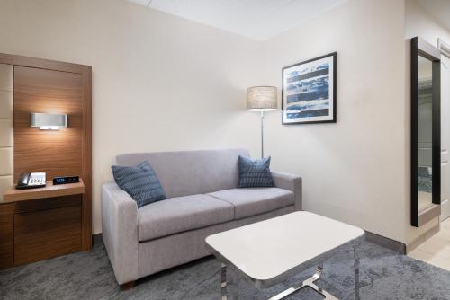 uma sala de estar com um sofá e uma mesa em Holiday Inn Express & Suites Boston - Cambridge, an IHG Hotel em Cambridge