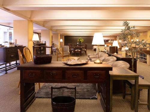 a living room with a table and a couch at HOTEL SHIRAHAMAKAN in Shirahama