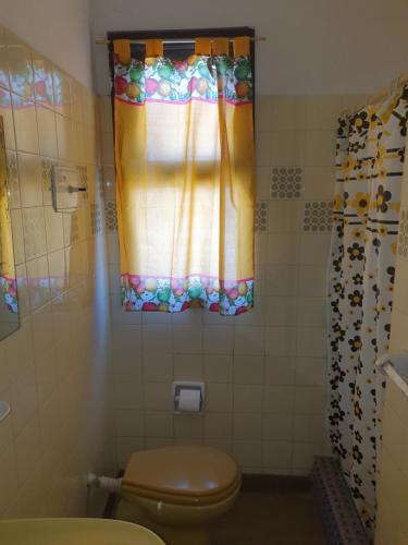 baño con aseo y ventana en Miramar Panorámico en Miramar