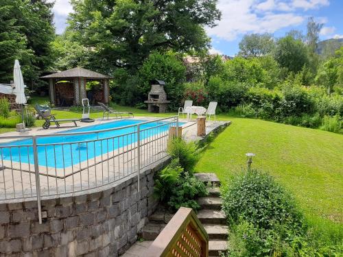 una piscina en un patio con cenador en Apartments Josef Seitz, en Bayerisch Eisenstein