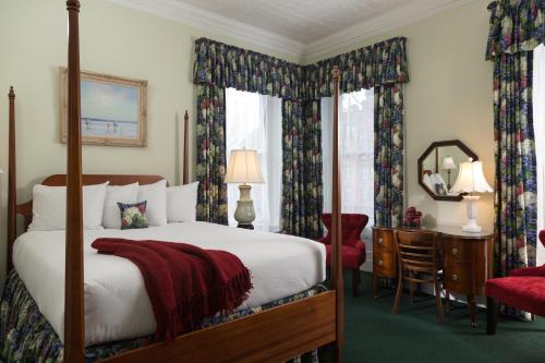 um quarto com uma cama e uma secretária com um espelho em Saratoga Arms em Saratoga Springs