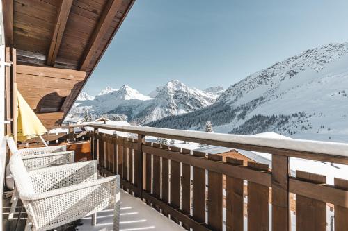 a balcony with a view of a snow covered mountain at Chalet Sunna Höckli - Pistennah und Ruhig mit Panoramablick in Arosa