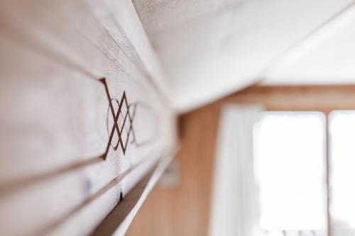 a wall with a star decoration on it at Chalet Sunna Höckli - Pistennah und Ruhig mit Panoramablick in Arosa