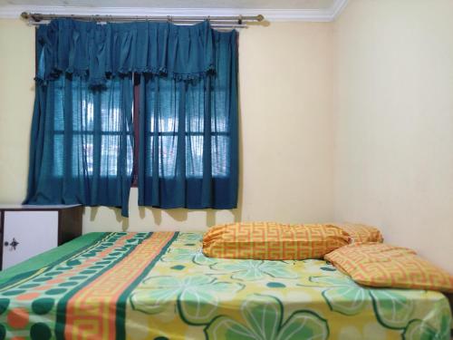 Tempat tidur dalam kamar di CONDOMINIUM LIPPO CARITA, Lantai Dasar - OFFICIAL