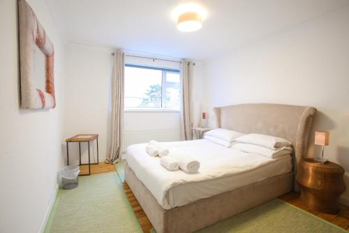 a bedroom with a bed with towels on it at Business Park Lodge by Paymán Club in Cambridge