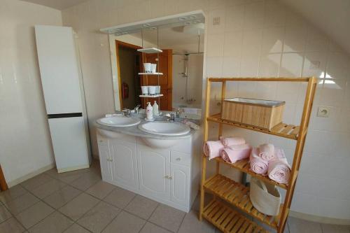 uma casa de banho com um lavatório e um espelho em Gîte du Vieux Chemin em Durbuy