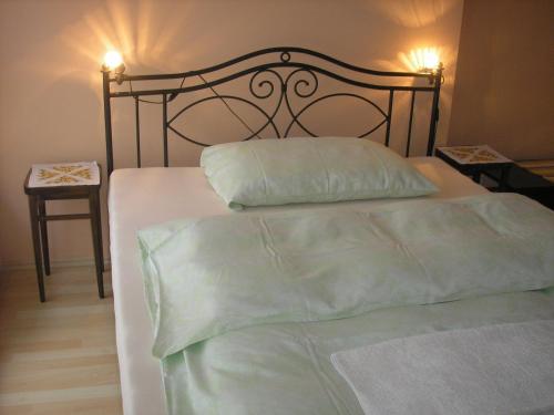 Una cama con dos almohadas encima. en soukromý pokoj, en Praga