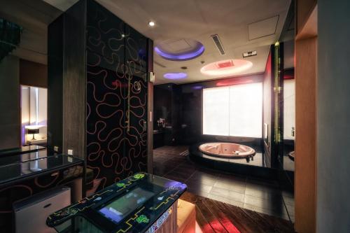 a bathroom with a bath tub and a tub at Bali Motel - Zhongli in Zhongli