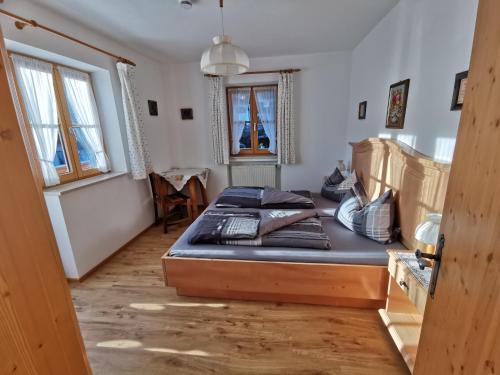 1 dormitorio con 1 cama grande en una habitación en Ferienwohnung 1 Kofler en Mittenwald