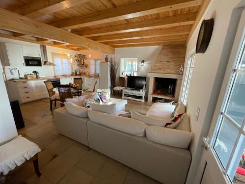 a living room with a couch and a kitchen at Casa Holi in Valada