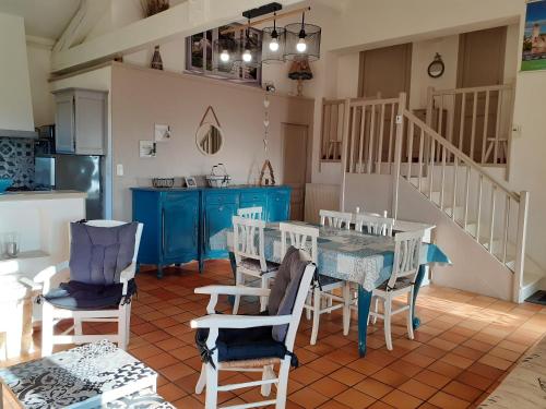 Restoran atau tempat lain untuk makan di Maison de 2 chambres avec jardin a Lendou en Quercy a 7 km de la plage
