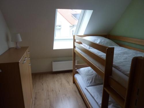 um quarto com um beliche e uma janela em Ferienhaus NEMO em Rerik