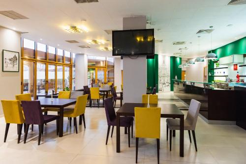 Hotel Terra Balneo&Spa tesisinde bir restoran veya yemek mekanı