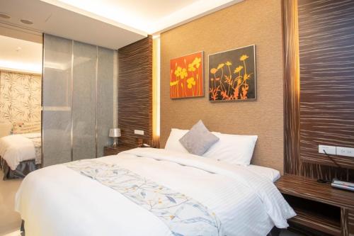 a bedroom with a large white bed in a room at Skylight bnb in Yuchi