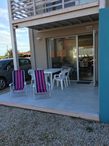 a patio with chairs and a table on a house at AYRES DEL MAR de Cobo in Mar de Cobo