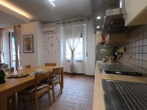 Η κουζίνα ή μικρή κουζίνα στο Very nice flat in Lerici 5 terre in centro con parcheggio