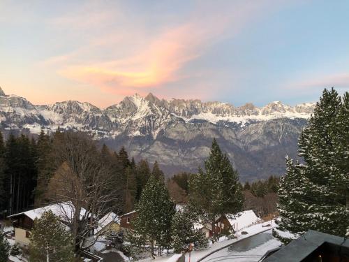 a view of a mountain range with snow covered mountains at Casa Alpetta in Flumserberg