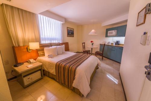 Postel nebo postele na pokoji v ubytování Ramada Hola Culiacan