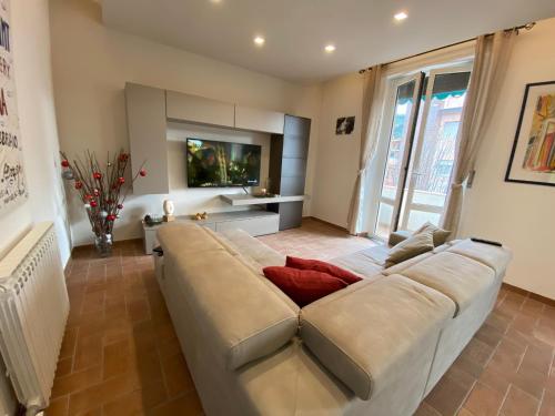 - un salon avec un grand canapé et une télévision dans l'établissement Very nice flat in Lerici 5 terre, à Lerici