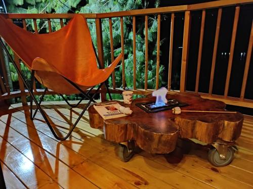 a chair and a table with a wooden coffee table sidx sidx sidx sidx at Costa Azul Ecolodge in Aquitania