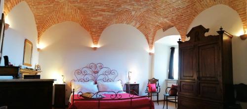 a bedroom with a bed and a brick ceiling at Residenza Le Peonie in Todi