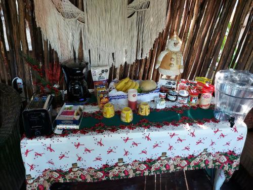 una mesa con artículos de Navidad encima en Playa las palmas, en Tulum