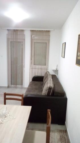 uma cama num quarto com uma mesa e uma cama sidx sidx em Apartman Jevtić 2 em Gornja Toplica
