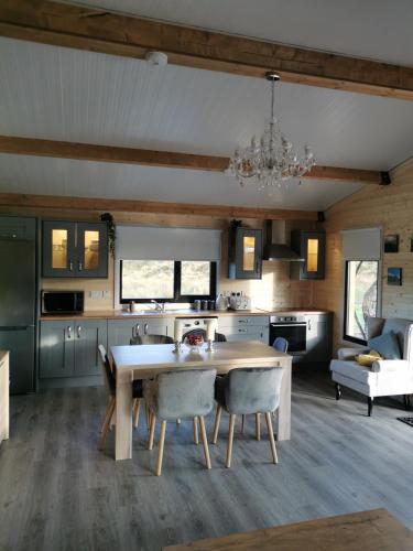Kuchyň nebo kuchyňský kout v ubytování The Lodge Mountain View Log Cabin , Attymass Ballina