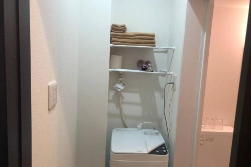 a small bathroom with a toilet in a room at 玉藻本町101 in Takamatsu
