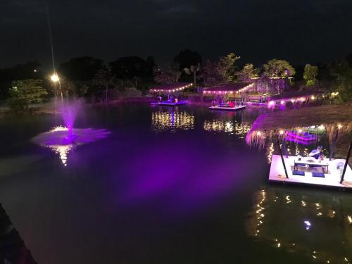 Výhled na řeku, která protéká v blízkosti hotelu