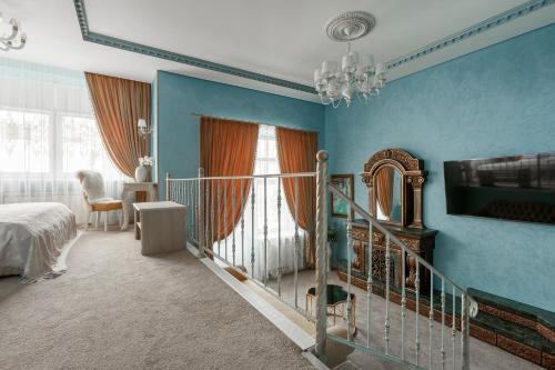 1 dormitorio con paredes azules, 1 cama y lámpara de araña en Отель Боголюбский en Vladimir