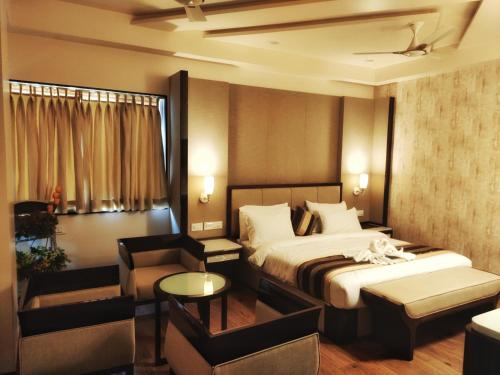 Katil atau katil-katil dalam bilik di Hotel Grand Kaushalya