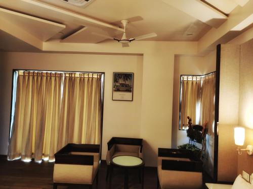Ruang duduk di Hotel Grand Kaushalya