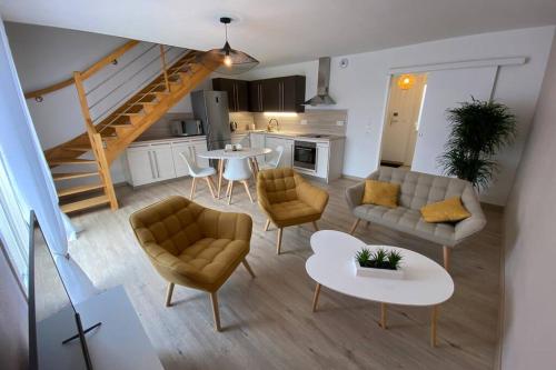 un salon avec un canapé et une table dans l'établissement appartement maison en duplex 80m² jardin terrasse, à Saint-Julien-les-Villas