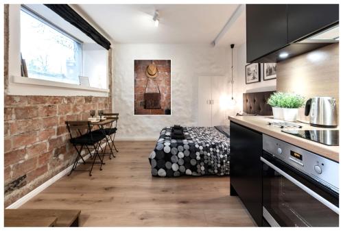una cucina e un soggiorno con un letto di Cosy XS Studio a Tallinn