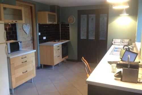 une cuisine avec un évier et un plan de travail dans l'établissement Bel appartement en rez-de-jardin, à Cherbourg en Cotentin