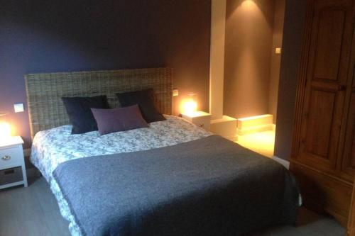 une chambre avec un grand lit avec deux lampes dans l'établissement Bel appartement en rez-de-jardin, à Cherbourg en Cotentin