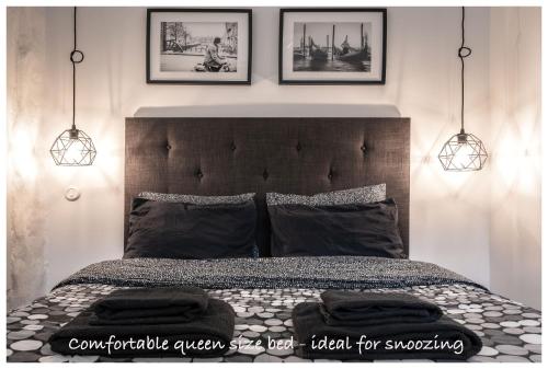 ein Schlafzimmer mit einem Bett mit zwei schwarzen Handtüchern darauf in der Unterkunft Cosy XS Studio in Tallinn