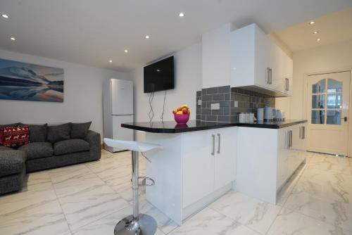HAGLEY WEST HOUSE, 5 bedrooms with 7 BEDS, 3x doubles beds, 4x singles beds,2 toilets,2 bathrooms, sleeps 7-10 people