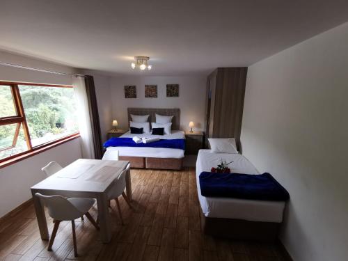 Ένα ή περισσότερα κρεβάτια σε δωμάτιο στο 50 Galena Affordable Luxury