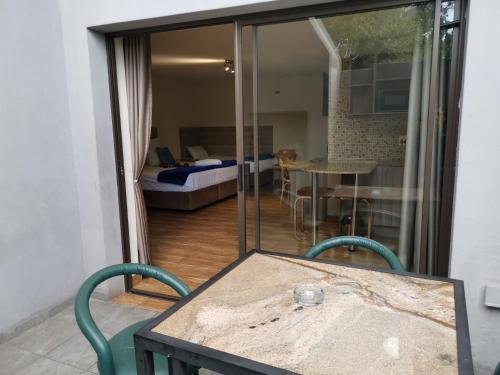 Ένα ή περισσότερα κρεβάτια σε δωμάτιο στο 50 Galena Affordable Luxury