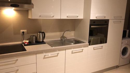 una cocina con fregadero y lavadora en Berga Exclusive Suite 4, en Bari
